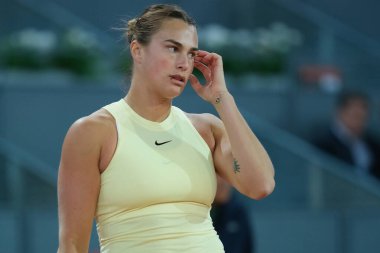 Aryna Sabalenka, Mirra Andreeva 'ya karşı Mutua Madrid Açık' ın dokuzuncu gününde 1 Mayıs 2024 tarihinde Madrid, İspanya 'da oynanan çeyrek final karşılaşmasında. 