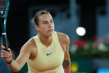 Aryna Sabalenka, Mirra Andreeva 'ya karşı Mutua Madrid Açık' ın dokuzuncu gününde 1 Mayıs 2024 tarihinde Madrid, İspanya 'da oynanan çeyrek final karşılaşmasında. 