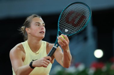 Aryna Sabalenka, Mirra Andreeva 'ya karşı Mutua Madrid Açık' ın dokuzuncu gününde 1 Mayıs 2024 tarihinde Madrid, İspanya 'da oynanan çeyrek final karşılaşmasında. 