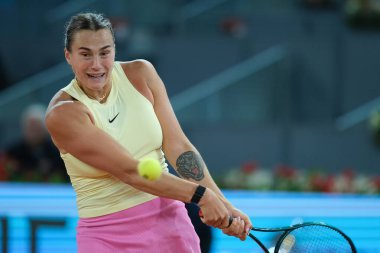Aryna Sabalenka, Mirra Andreeva 'ya karşı Mutua Madrid Açık' ın dokuzuncu gününde 1 Mayıs 2024 tarihinde Madrid, İspanya 'da oynanan çeyrek final karşılaşmasında. 