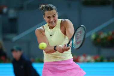 Aryna Sabalenka, Mirra Andreeva 'ya karşı Mutua Madrid Açık' ın dokuzuncu gününde 1 Mayıs 2024 tarihinde Madrid, İspanya 'da oynanan çeyrek final karşılaşmasında. 