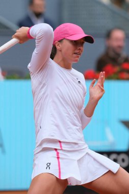 Polonyalı Iga Swiatek, İspanya 'nın Madrid kenti La Caja Magica' da oynanan Mutua Madrid Açık 'ın 10. gününde oynanan bayanlar yarı final maçında Madison Keys' e karşı.