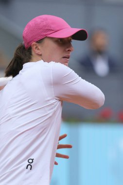 Polonyalı Iga Swiatek, İspanya 'nın Madrid kenti La Caja Magica' da oynanan Mutua Madrid Açık 'ın 10. gününde oynanan bayanlar yarı final maçında Madison Keys' e karşı.