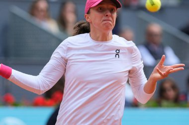 Polonyalı Iga Swiatek, İspanya 'nın Madrid kenti La Caja Magica' da oynanan Mutua Madrid Açık 'ın 10. gününde oynanan bayanlar yarı final maçında Madison Keys' e karşı.