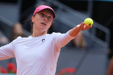 Polonyalı Iga Swiatek, İspanya 'nın Madrid kenti La Caja Magica' da oynanan Mutua Madrid Açık 'ın 10. gününde oynanan bayanlar yarı final maçında Madison Keys' e karşı.