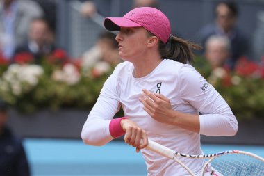 Polonyalı Iga Swiatek, İspanya 'nın Madrid kenti La Caja Magica' da oynanan Mutua Madrid Açık 'ın 10. gününde oynanan bayanlar yarı final maçında Madison Keys' e karşı.