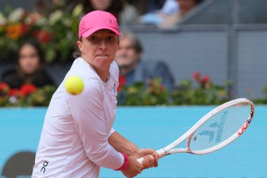 Polonyalı Iga Swiatek, İspanya 'nın Madrid kenti La Caja Magica' da oynanan Mutua Madrid Açık 'ın 10. gününde oynanan bayanlar yarı final maçında Madison Keys' e karşı.