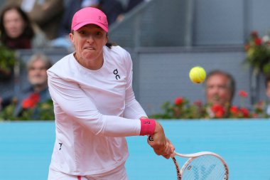 Polonyalı Iga Swiatek, İspanya 'nın Madrid kenti La Caja Magica' da oynanan Mutua Madrid Açık 'ın 10. gününde oynanan bayanlar yarı final maçında Madison Keys' e karşı.