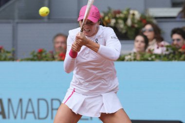 Polonyalı Iga Swiatek, İspanya 'nın Madrid kenti La Caja Magica' da oynanan Mutua Madrid Açık 'ın 10. gününde oynanan bayanlar yarı final maçında Madison Keys' e karşı.