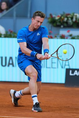 Çek Jiri Lehecka, İspanya 'nın başkenti Madrid' deki La Caja Magica 'da oynanan Mutua Madrid Açık' ın 10. günü oynanan erkekler çeyrek final maçında Daniil Medvedev 'e karşı oynamıştır.. 