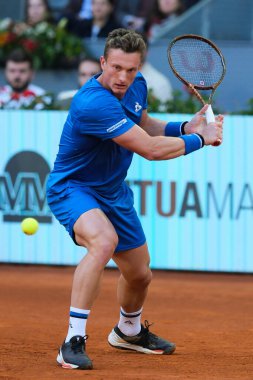 Çek Jiri Lehecka, İspanya 'nın başkenti Madrid' deki La Caja Magica 'da oynanan Mutua Madrid Açık' ın 10. günü oynanan erkekler çeyrek final maçında Daniil Medvedev 'e karşı oynamıştır.. 