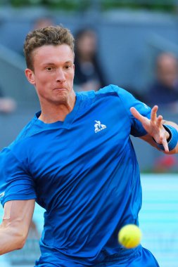 Çek Jiri Lehecka, İspanya 'nın başkenti Madrid' deki La Caja Magica 'da oynanan Mutua Madrid Açık' ın 10. günü oynanan erkekler çeyrek final maçında Daniil Medvedev 'e karşı oynamıştır.. 