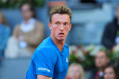 Çek Jiri Lehecka, İspanya 'nın başkenti Madrid' deki La Caja Magica 'da oynanan Mutua Madrid Açık' ın 10. günü oynanan erkekler çeyrek final maçında Daniil Medvedev 'e karşı oynamıştır.. 