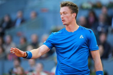 Çek Jiri Lehecka, İspanya 'nın başkenti Madrid' deki La Caja Magica 'da oynanan Mutua Madrid Açık' ın 10. günü oynanan erkekler çeyrek final maçında Daniil Medvedev 'e karşı oynamıştır.. 