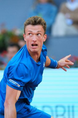 Çek Jiri Lehecka, İspanya 'nın başkenti Madrid' deki La Caja Magica 'da oynanan Mutua Madrid Açık' ın 10. günü oynanan erkekler çeyrek final maçında Daniil Medvedev 'e karşı oynamıştır.. 