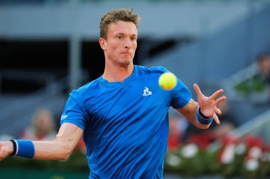 Çek Jiri Lehecka, İspanya 'nın başkenti Madrid' deki La Caja Magica 'da oynanan Mutua Madrid Açık' ın 10. günü oynanan erkekler çeyrek final maçında Daniil Medvedev 'e karşı oynamıştır.. 