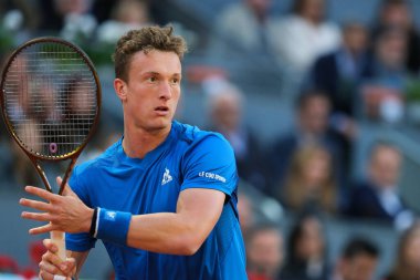 Çek Jiri Lehecka, İspanya 'nın başkenti Madrid' deki La Caja Magica 'da oynanan Mutua Madrid Açık' ın 10. günü oynanan erkekler çeyrek final maçında Daniil Medvedev 'e karşı oynamıştır.. 