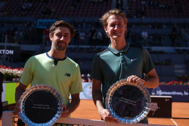 Jordan Thompson ve Sebastian Korda, İspanya 'nın Madrid kentinde 4 Mayıs 2024 tarihinde La Caja Magica' da oynanan Çiftler Final karşılaşmasında kazandığı Mutua Madrid Açık Erkekler Çiftler Kupası ile poz verdiler.