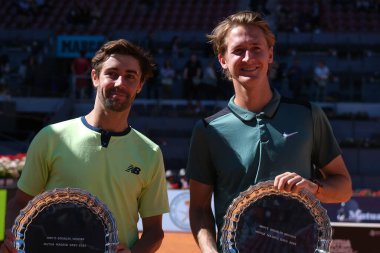 Jordan Thompson ve Sebastian Korda, İspanya 'nın Madrid kentinde 4 Mayıs 2024 tarihinde La Caja Magica' da oynanan Çiftler Final karşılaşmasında kazandığı Mutua Madrid Açık Erkekler Çiftler Kupası ile poz verdiler.