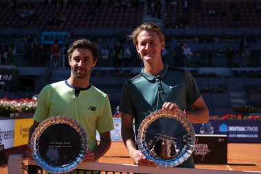 Jordan Thompson ve Sebastian Korda, İspanya 'nın Madrid kentinde 4 Mayıs 2024 tarihinde La Caja Magica' da oynanan Çiftler Final karşılaşmasında kazandığı Mutua Madrid Açık Erkekler Çiftler Kupası ile poz verdiler.