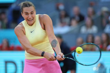 Aryna Sabalenka, Mutua Madrid Açık 'ın 12. gününde İspanya' nın Madrid kenti Madrid 'de oynanan Bayanlar Tekler Finali karşılaşmasında Iga Swiatek ile karşılaştı..