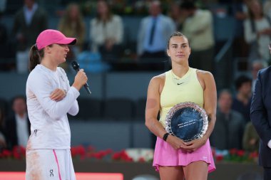 Aryna Sabalenka, Mutua Madrid Açık 'ın 12. gününde İspanya' nın Madrid kenti Madrid 'de oynanan Bayanlar Tekler Finali karşılaşmasında Iga Swiatek ile karşılaştı..
