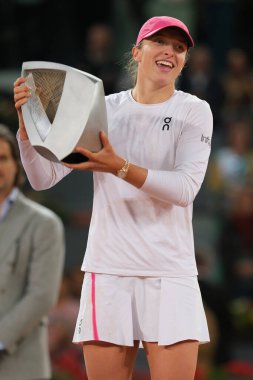 Polonyalı Iga Swiatek, İspanya 'nın Madrid kentinde 4 Mayıs 2024 tarihinde La Caja Magica' da oynanan Mutua Madrid Açık 'ta oynanan Bayanlar Single Finali' nin ardından Sabalenka 'ya karşı kazandığı zaferi kutluyor. 