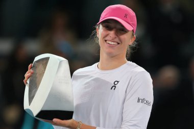 Polonyalı Iga Swiatek, İspanya 'nın Madrid kentinde 4 Mayıs 2024 tarihinde La Caja Magica' da oynanan Mutua Madrid Açık 'ta oynanan Bayanlar Single Finali' nin ardından Sabalenka 'ya karşı kazandığı zaferi kutluyor. 