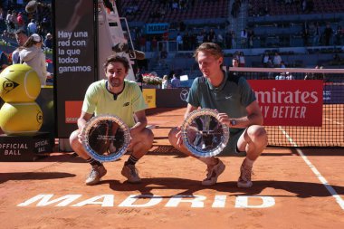 Jordan Thompson ve Sebastian Korda, İspanya 'nın Madrid kentinde 4 Mayıs 2024 tarihinde La Caja Magica' da oynanan Çiftler Final karşılaşmasında kazandığı Mutua Madrid Açık Erkekler Çiftler Kupası ile poz verdiler.