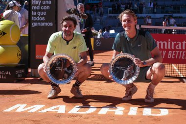 Jordan Thompson ve Sebastian Korda, İspanya 'nın Madrid kentinde 4 Mayıs 2024 tarihinde La Caja Magica' da oynanan Çiftler Final karşılaşmasında kazandığı Mutua Madrid Açık Erkekler Çiftler Kupası ile poz verdiler.