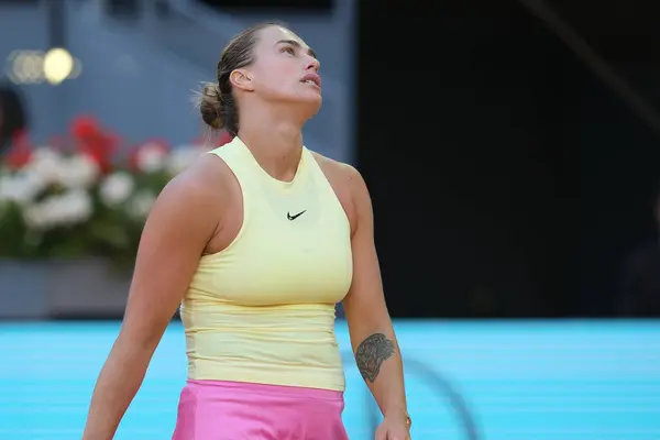Aryna Sabalenka, Mutua Madrid Açık 'ın 12. gününde İspanya' nın Madrid kenti Madrid 'de oynanan Bayanlar Tekler Finali karşılaşmasında Iga Swiatek ile karşılaştı..
