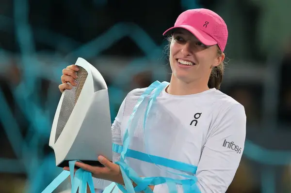 Polonyalı Iga Swiatek, İspanya 'nın Madrid kentinde 4 Mayıs 2024 tarihinde La Caja Magica' da oynanan Mutua Madrid Açık 'ta oynanan Bayanlar Single Finali' nin ardından Sabalenka 'ya karşı kazandığı zaferi kutluyor. 