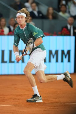 Andrey Rublev, Kanadalı Felix Auger Aliassime 'ye karşı 13 Mayıs' ta oynanan Mutua Madrid Açık, La Caja Magica 'da oynanan erkekler final maçında 5 Mayıs 2024 tarihinde Spai