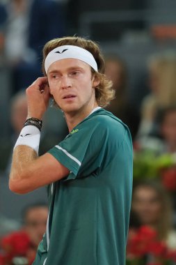 Andrey Rublev, Kanadalı Felix Auger Aliassime 'ye karşı 13 Mayıs' ta oynanan Mutua Madrid Açık, La Caja Magica 'da oynanan erkekler final maçında 5 Mayıs 2024 tarihinde Spai
