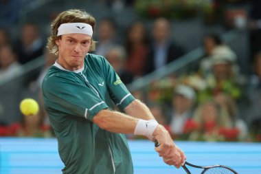 Andrey Rublev, Kanadalı Felix Auger Aliassime 'ye karşı 13 Mayıs' ta oynanan Mutua Madrid Açık, La Caja Magica 'da oynanan erkekler final maçında 5 Mayıs 2024 tarihinde Spai