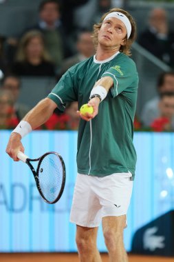 Andrey Rublev, Kanadalı Felix Auger Aliassime 'ye karşı 13 Mayıs' ta oynanan Mutua Madrid Açık, La Caja Magica 'da oynanan erkekler final maçında 5 Mayıs 2024 tarihinde Spai
