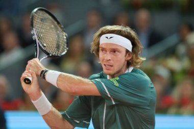 Andrey Rublev, Kanadalı Felix Auger Aliassime 'ye karşı 13 Mayıs' ta oynanan Mutua Madrid Açık, La Caja Magica 'da oynanan erkekler final maçında 5 Mayıs 2024 tarihinde Spai