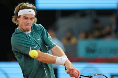 Andrey Rublev, Kanadalı Felix Auger Aliassime 'ye karşı 13 Mayıs' ta oynanan Mutua Madrid Açık, La Caja Magica 'da oynanan erkekler final maçında 5 Mayıs 2024 tarihinde Spai