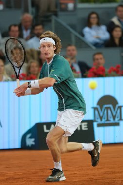 Andrey Rublev, Kanadalı Felix Auger Aliassime 'ye karşı 13 Mayıs' ta oynanan Mutua Madrid Açık, La Caja Magica 'da oynanan erkekler final maçında 5 Mayıs 2024 tarihinde Spai