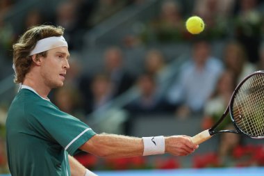 Andrey Rublev, Kanadalı Felix Auger Aliassime 'ye karşı 13 Mayıs' ta oynanan Mutua Madrid Açık, La Caja Magica 'da oynanan erkekler final maçında 5 Mayıs 2024 tarihinde Spai