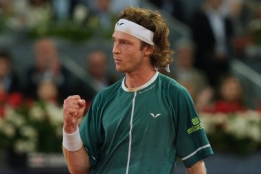 Andrey Rublev, Kanadalı Felix Auger Aliassime 'ye karşı 13 Mayıs' ta oynanan Mutua Madrid Açık, La Caja Magica 'da oynanan erkekler final maçında 5 Mayıs 2024 tarihinde Spai