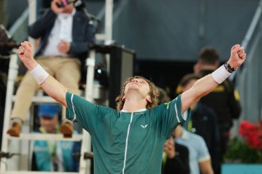 Andrey Rublev Mutua Madrid Açık 'ta Mutua Madrid Açık' ta Mutua Madrid Açık 'ta oynanan Felix Auger maçında kazandığı zaferin ardından 5 Mayıs 2024 tarihinde İspanya' nın başkenti Madrid 'de düzenlenen La Caja Magica' da poz verdi.. 