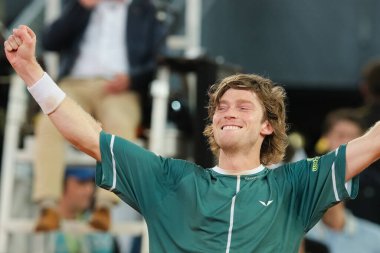 Andrey Rublev Mutua Madrid Açık 'ta Mutua Madrid Açık' ta Mutua Madrid Açık 'ta oynanan Felix Auger maçında kazandığı zaferin ardından 5 Mayıs 2024 tarihinde İspanya' nın başkenti Madrid 'de düzenlenen La Caja Magica' da poz verdi.. 