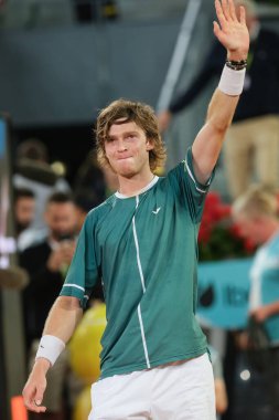 Andrey Rublev Mutua Madrid Açık 'ta Mutua Madrid Açık' ta Mutua Madrid Açık 'ta oynanan Felix Auger maçında kazandığı zaferin ardından 5 Mayıs 2024 tarihinde İspanya' nın başkenti Madrid 'de düzenlenen La Caja Magica' da poz verdi.. 