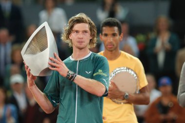 Andrey Rublev Mutua Madrid Açık 'ta Mutua Madrid Açık' ta Mutua Madrid Açık 'ta oynanan Felix Auger maçında kazandığı zaferin ardından 5 Mayıs 2024 tarihinde İspanya' nın başkenti Madrid 'de düzenlenen La Caja Magica' da poz verdi.. 
