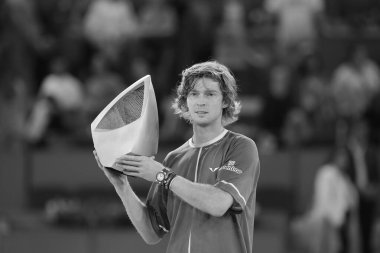 Andrey Rublev Mutua Madrid Açık 'ta Mutua Madrid Açık' ta Mutua Madrid Açık 'ta oynanan Felix Auger maçında kazandığı zaferin ardından 5 Mayıs 2024 tarihinde İspanya' nın başkenti Madrid 'de düzenlenen La Caja Magica' da poz verdi.. 