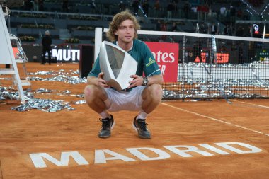 Andrey Rublev Mutua Madrid Açık 'ta Mutua Madrid Açık' ta Mutua Madrid Açık 'ta oynanan Felix Auger maçında kazandığı zaferin ardından 5 Mayıs 2024 tarihinde İspanya' nın başkenti Madrid 'de düzenlenen La Caja Magica' da poz verdi.. 