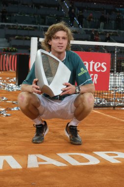 Andrey Rublev Mutua Madrid Açık 'ta Mutua Madrid Açık' ta Mutua Madrid Açık 'ta oynanan Felix Auger maçında kazandığı zaferin ardından 5 Mayıs 2024 tarihinde İspanya' nın başkenti Madrid 'de düzenlenen La Caja Magica' da poz verdi.. 