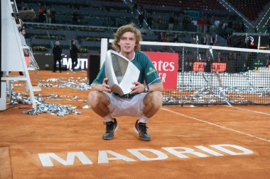Andrey Rublev Mutua Madrid Açık 'ta Mutua Madrid Açık' ta Mutua Madrid Açık 'ta oynanan Felix Auger maçında kazandığı zaferin ardından 5 Mayıs 2024 tarihinde İspanya' nın başkenti Madrid 'de düzenlenen La Caja Magica' da poz verdi.. 