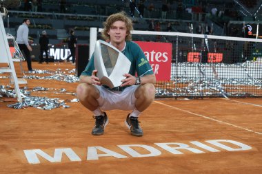 Andrey Rublev Mutua Madrid Açık 'ta Mutua Madrid Açık' ta Mutua Madrid Açık 'ta oynanan Felix Auger maçında kazandığı zaferin ardından 5 Mayıs 2024 tarihinde İspanya' nın başkenti Madrid 'de düzenlenen La Caja Magica' da poz verdi.. 